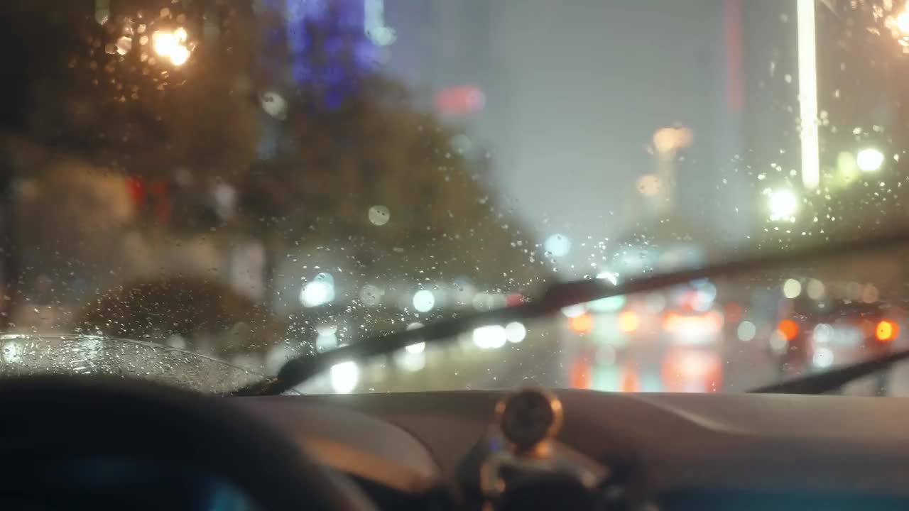 雨夜里，雨声穿过汽车的挡风玻璃视频素材