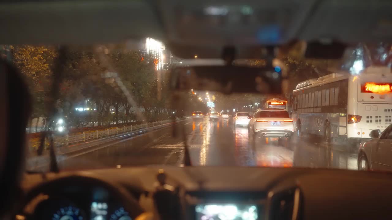 雨夜里，雨声穿过汽车的挡风玻璃视频素材