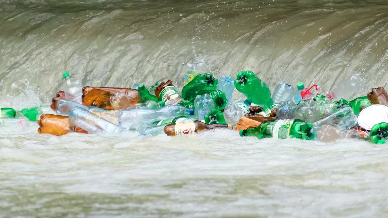 漂浮在河里的瓶子。水污染。视频素材