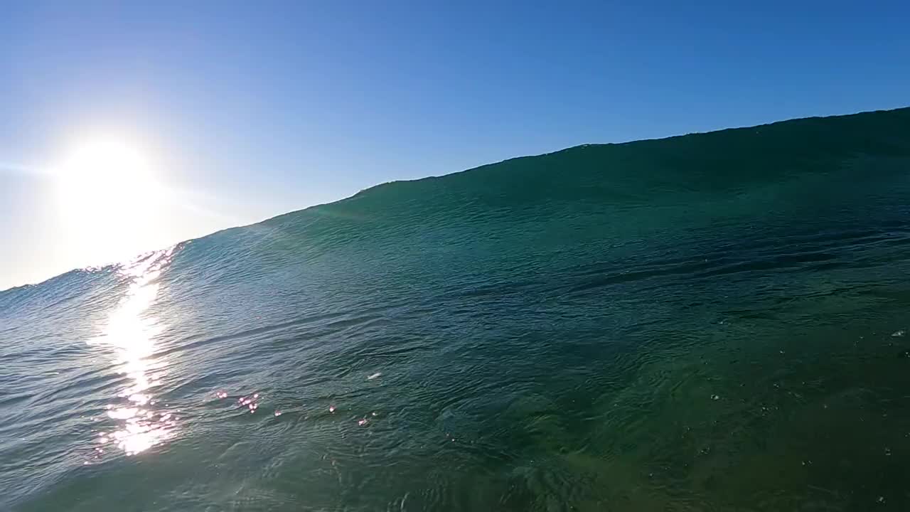 日落时的碎波视频素材