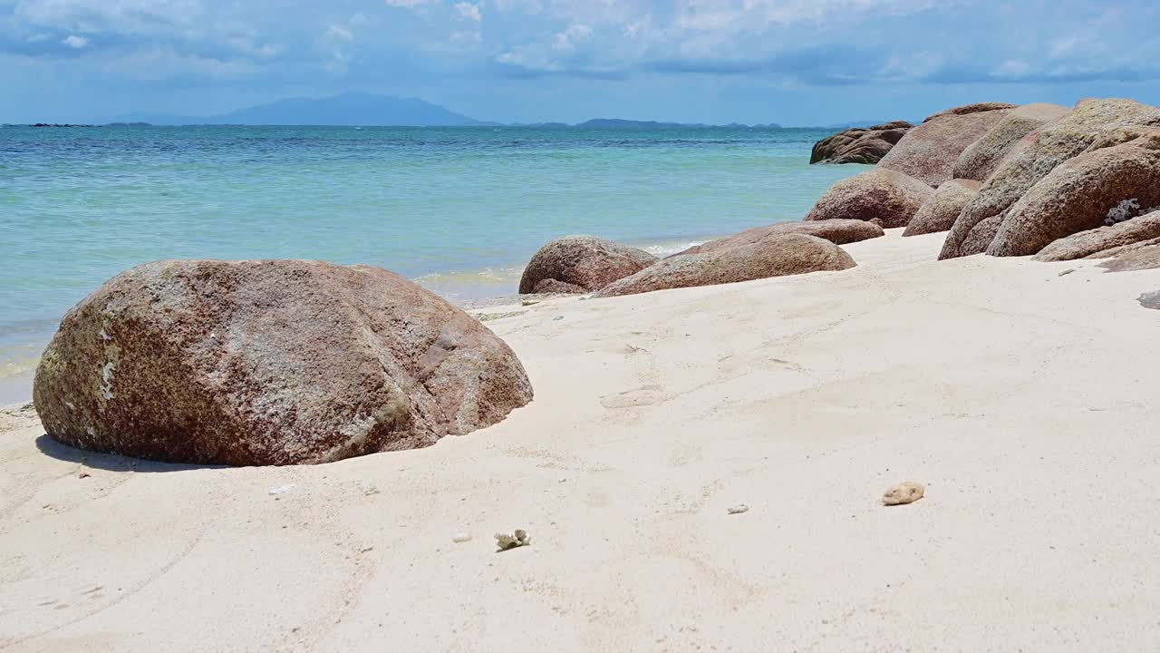 美丽的沙滩和海浪与蓝天和白云的背景。视频素材