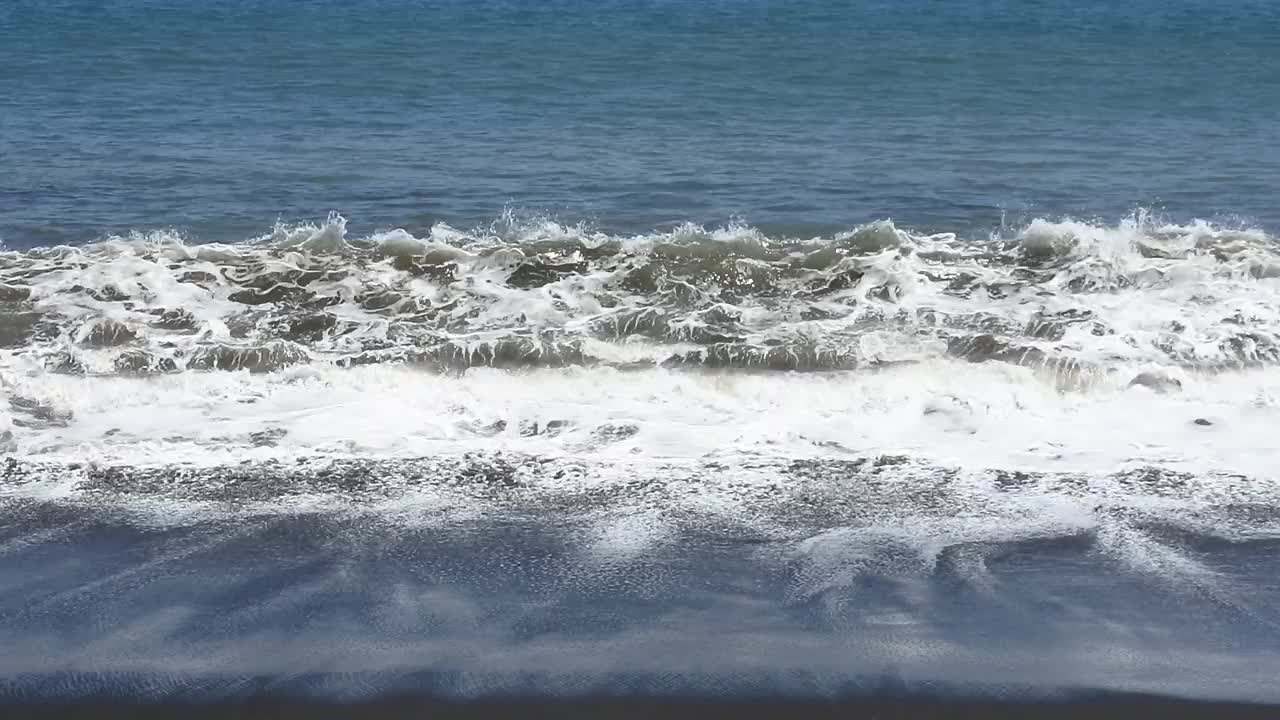 延伸的海滩风景作为视频内容背景。巴厘岛美丽的海滩镜头。海景高清视频素材