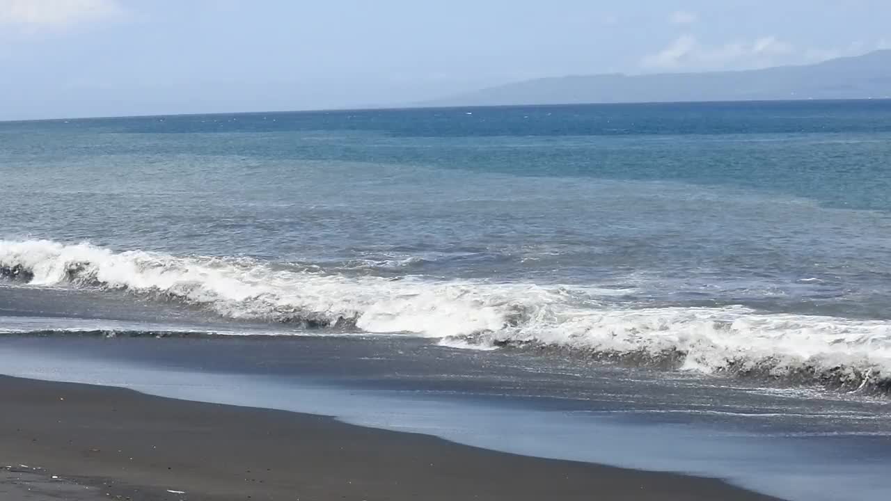 延伸的海滩风景作为视频内容背景。巴厘岛美丽的海滩镜头。海景高清视频素材