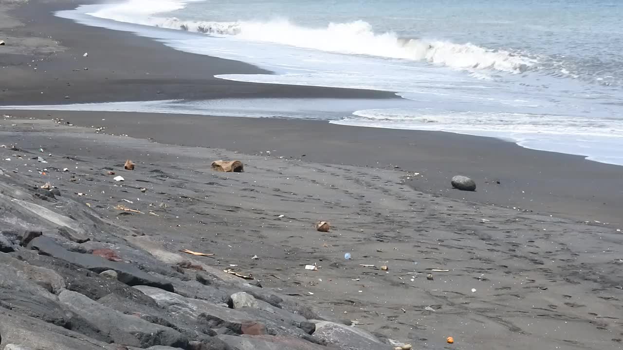 延伸的海滩风景作为视频内容背景。巴厘岛美丽的海滩镜头。海景高清视频素材