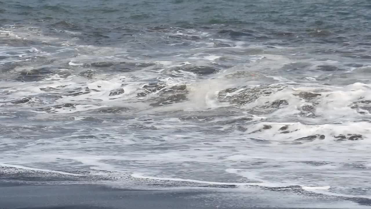 延伸的海滩风景作为视频内容背景。巴厘岛美丽的海滩镜头。海景高清视频素材