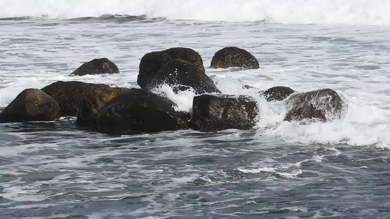 海滩风景作为视频内容的背景。巴厘岛美丽的海滩镜头。海景高清视频素材