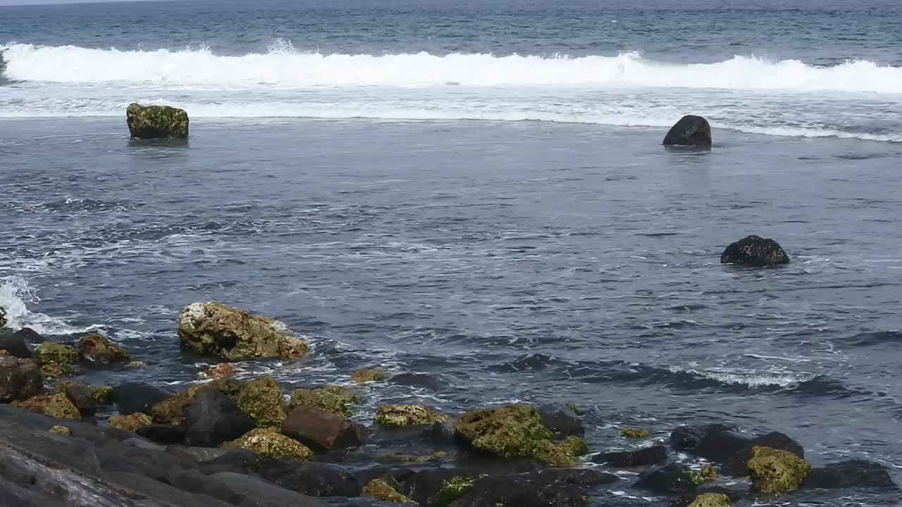 海滩风景作为视频内容的背景。巴厘岛美丽的海滩镜头。海景高清视频素材