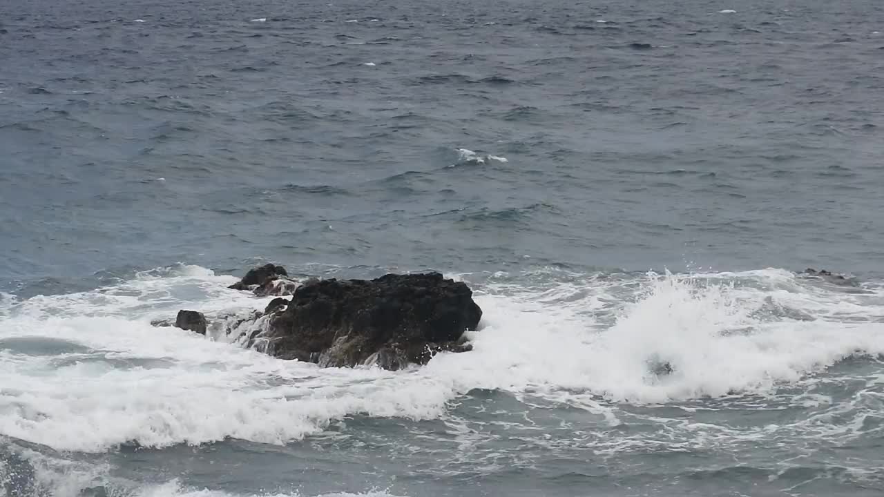 海滩风景作为视频内容的背景。巴厘岛美丽的海滩镜头。海景高清视频素材