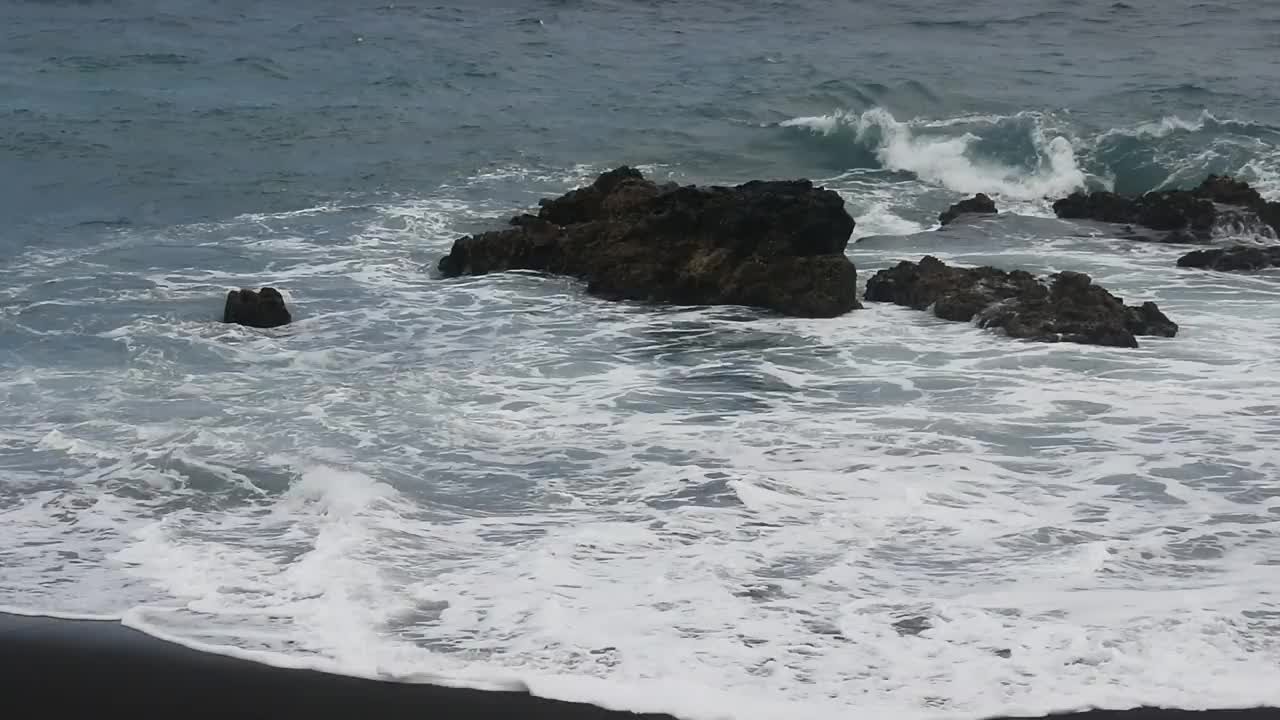 海滩风景作为视频内容的背景。巴厘岛美丽的海滩镜头。海景高清视频素材