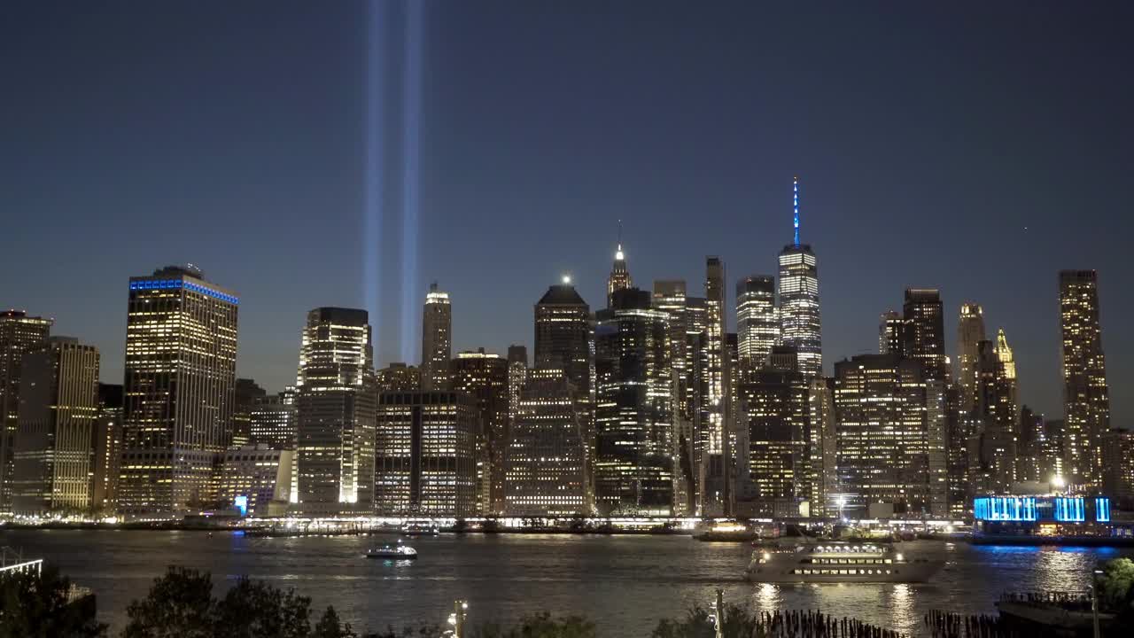 9月11日纪念灯点亮后，从曼哈顿市中心向上倾斜视频素材