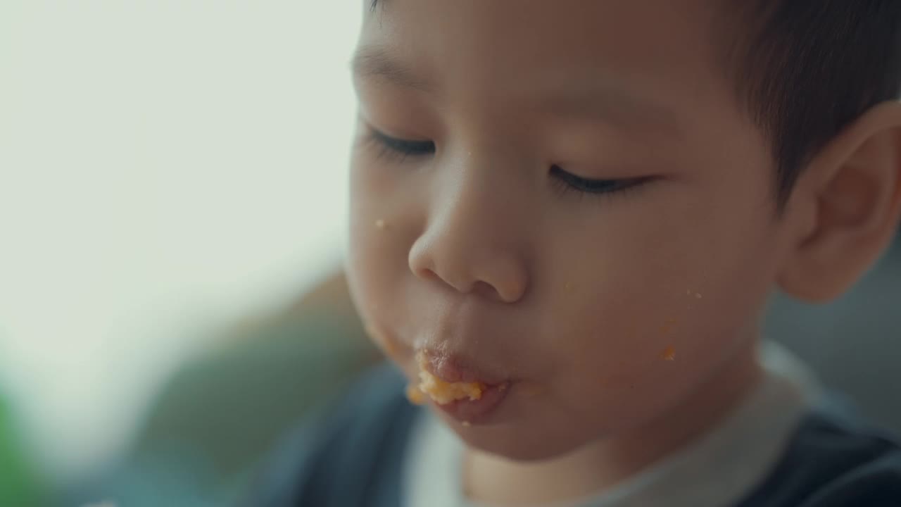 喜欢吃橙子蛋糕的孩子男孩，天在一个孩子的生活。视频素材