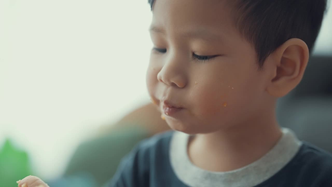 喜欢吃橙子蛋糕的孩子男孩，天在一个孩子的生活。视频素材