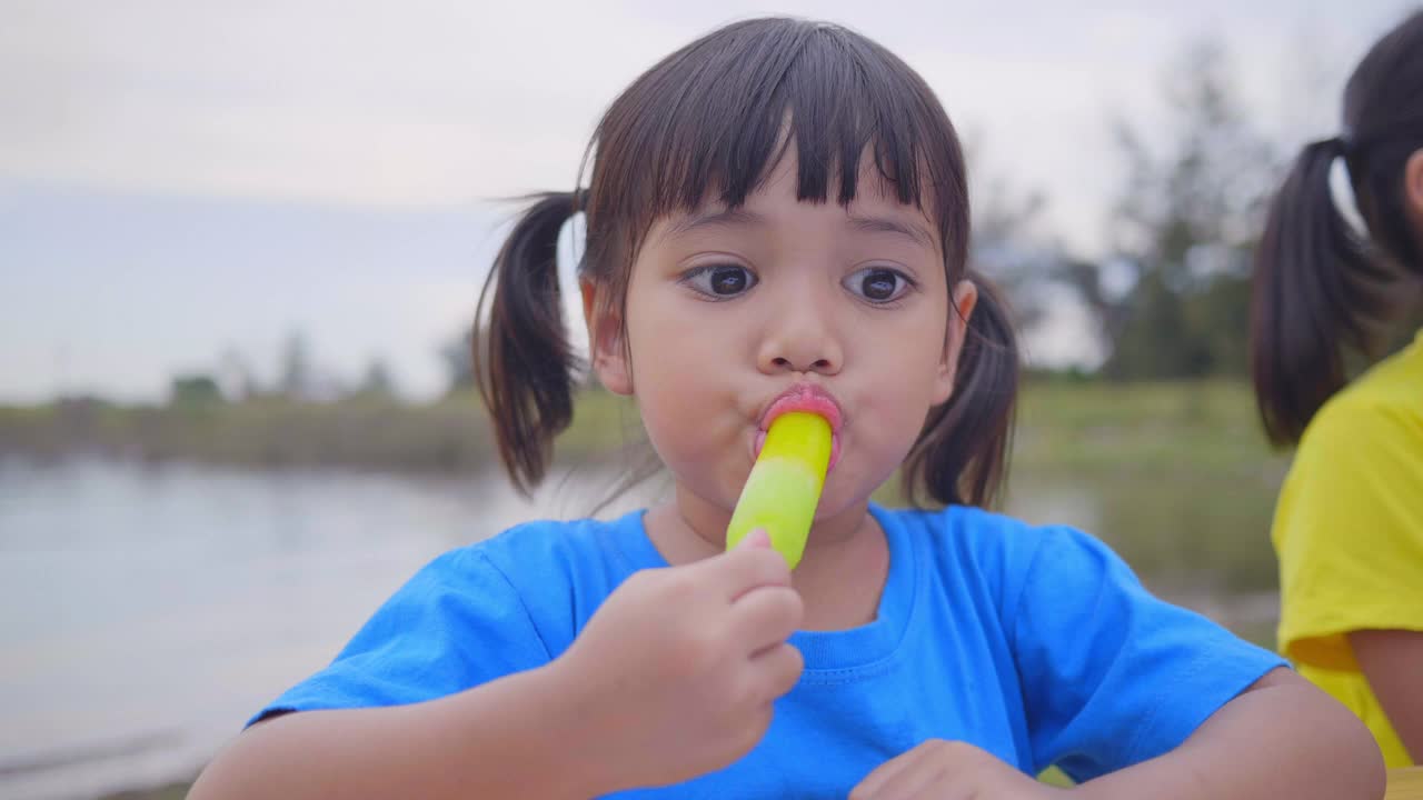 亚洲女孩开心地吃着冰淇淋视频素材