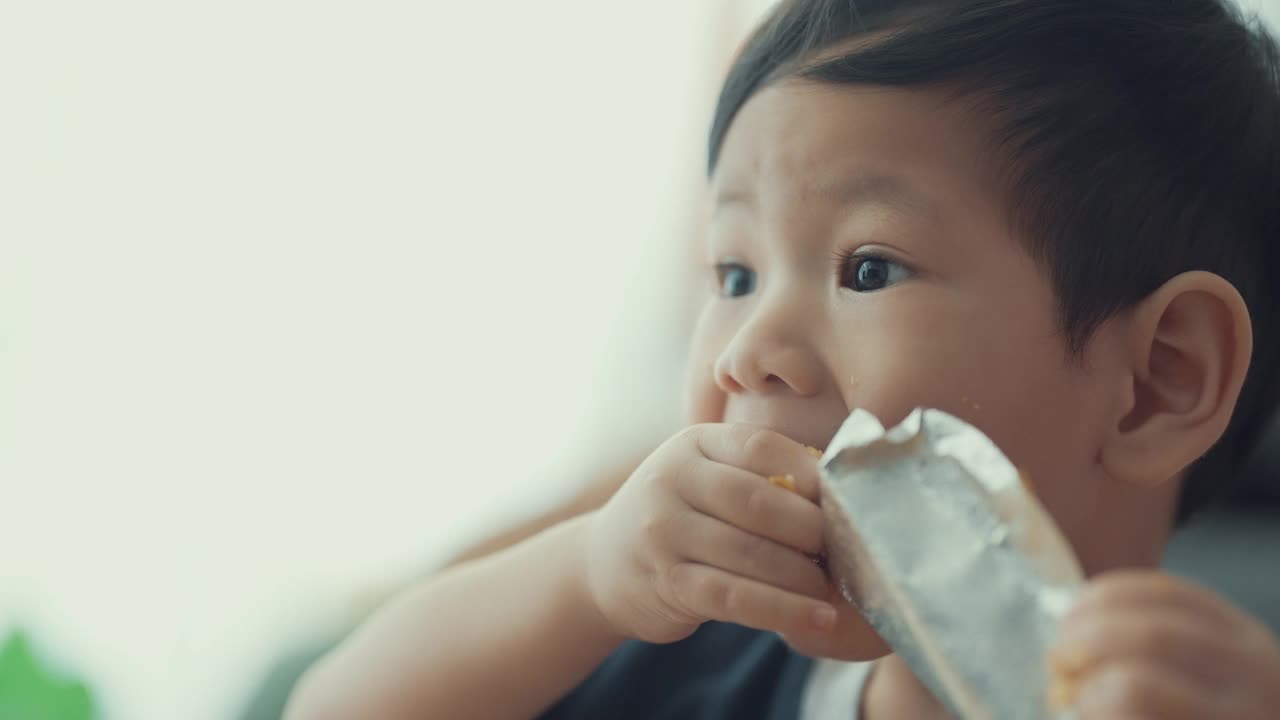 喜欢吃橙子蛋糕的孩子男孩，天在一个孩子的生活。视频素材