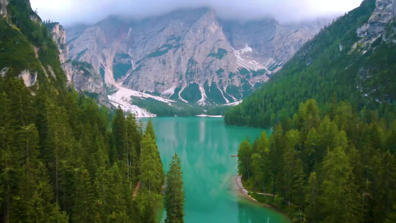 Prager Wildsee，壮观的浪漫的地方与典型的木船在高山湖，Lago di Braies, Braies湖，Dolomites，南蒂罗尔，意大利，欧洲视频素材