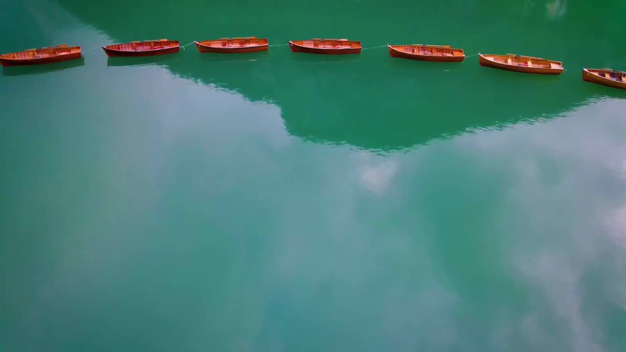 Prager Wildsee，壮观的浪漫的地方与典型的木船在高山湖，Lago di Braies, Braies湖，Dolomites，南蒂罗尔，意大利，欧洲视频素材