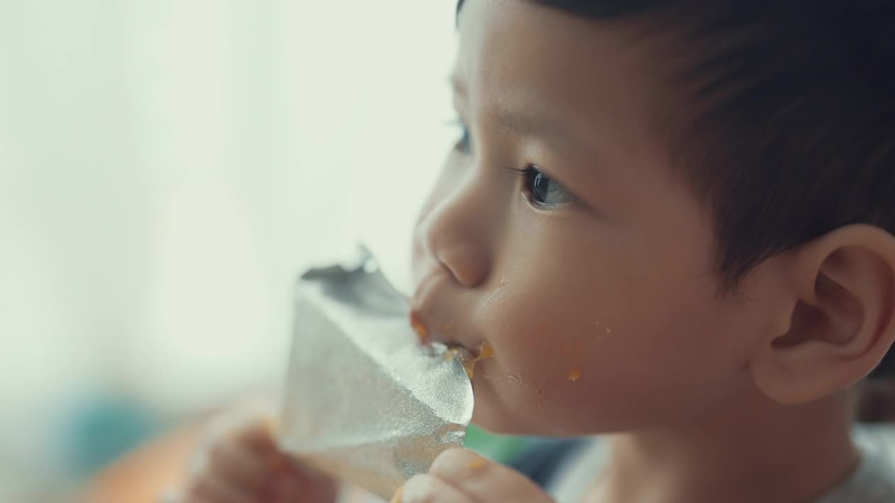 喜欢吃橙子蛋糕的孩子男孩，天在一个孩子的生活。视频素材