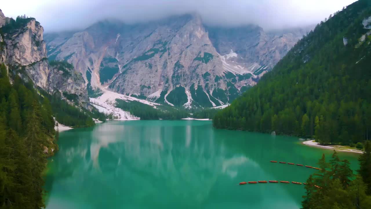 Prager Wildsee，壮观的浪漫的地方与典型的木船在高山湖，Lago di Braies, Braies湖，Dolomites，南蒂罗尔，意大利，欧洲视频素材