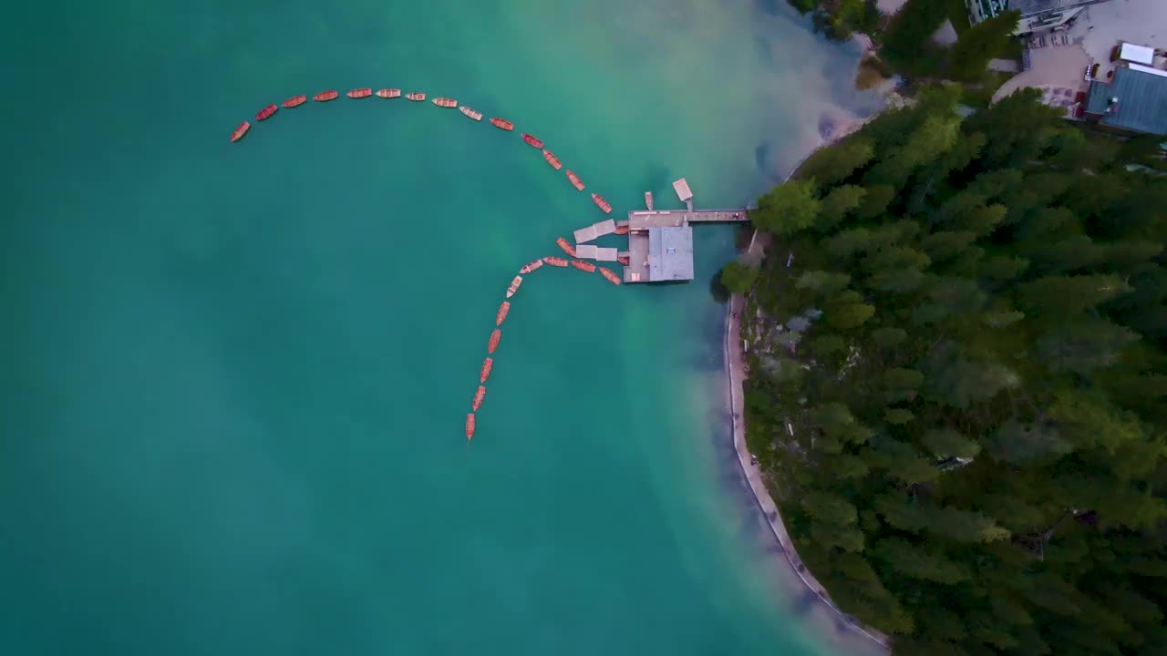 Prager Wildsee，壮观的浪漫的地方与典型的木船在高山湖，Lago di Braies, Braies湖，Dolomites，南蒂罗尔，意大利，欧洲视频素材