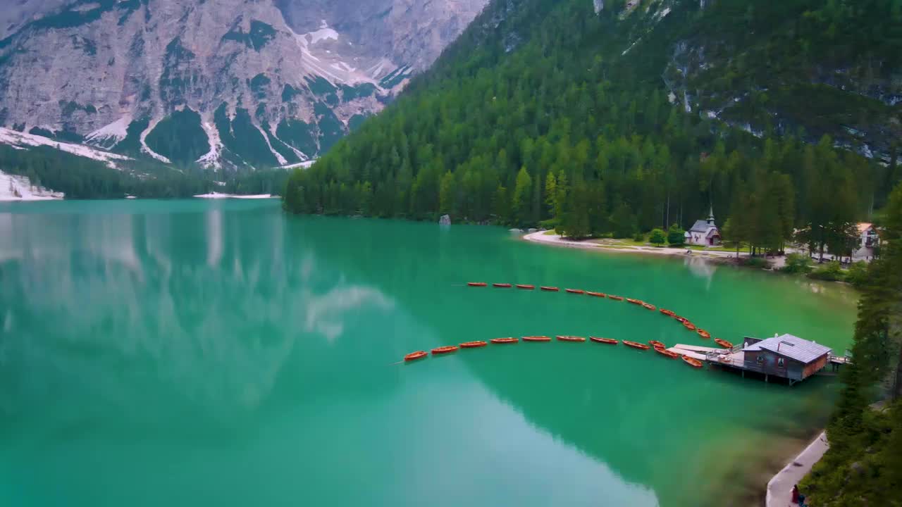 Prager Wildsee，壮观的浪漫的地方与典型的木船在高山湖，Lago di Braies, Braies湖，Dolomites，南蒂罗尔，意大利，欧洲视频素材