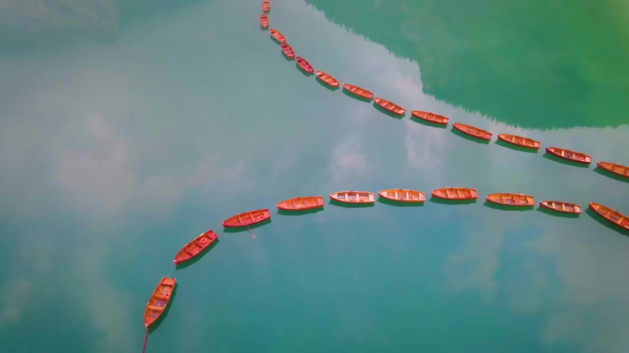 Prager Wildsee，壮观的浪漫的地方与典型的木船在高山湖，Lago di Braies, Braies湖，Dolomites，南蒂罗尔，意大利，欧洲视频素材