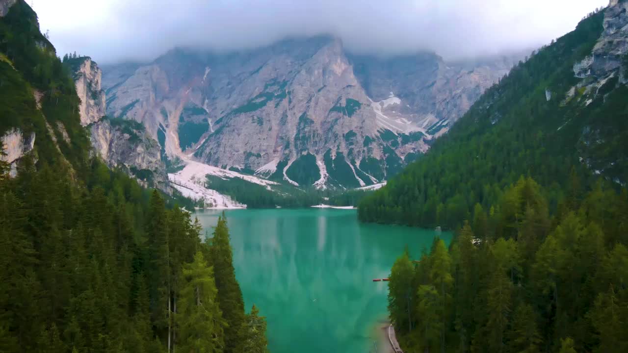 Prager Wildsee，壮观的浪漫的地方与典型的木船在高山湖，Lago di Braies, Braies湖，Dolomites，南蒂罗尔，意大利，欧洲视频素材