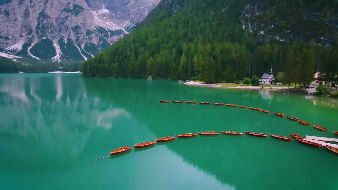 Prager Wildsee，壮观的浪漫的地方与典型的木船在高山湖，Lago di Braies, Braies湖，Dolomites，南蒂罗尔，意大利，欧洲视频素材