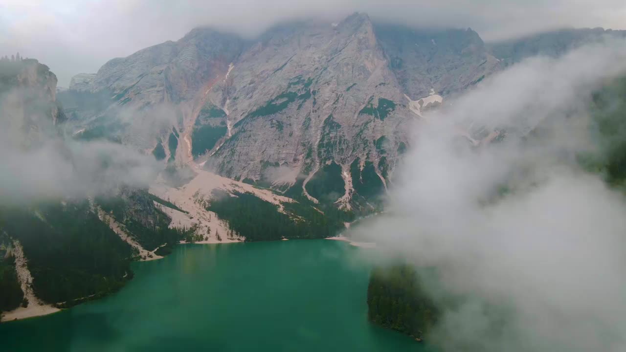 Prager Wildsee，壮观的浪漫的地方与典型的木船在高山湖，Lago di Braies, Braies湖，Dolomites，南蒂罗尔，意大利，欧洲视频素材