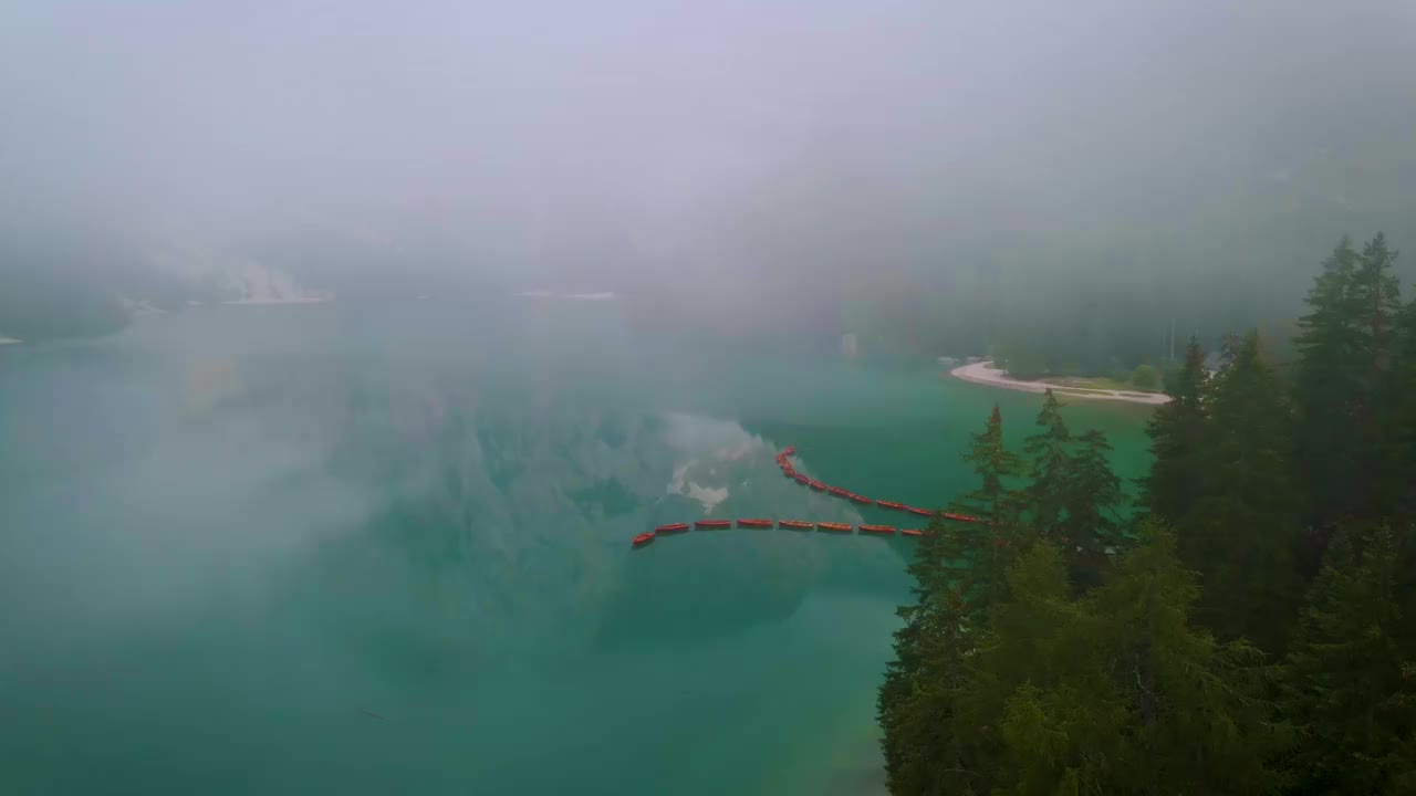 Prager Wildsee，壮观的浪漫的地方与典型的木船在高山湖，Lago di Braies, Braies湖，Dolomites，南蒂罗尔，意大利，欧洲视频素材