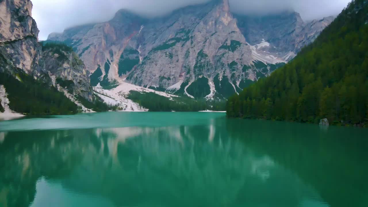 Prager Wildsee，壮观的浪漫的地方与典型的木船在高山湖，Lago di Braies, Braies湖，Dolomites，南蒂罗尔，意大利，欧洲视频素材