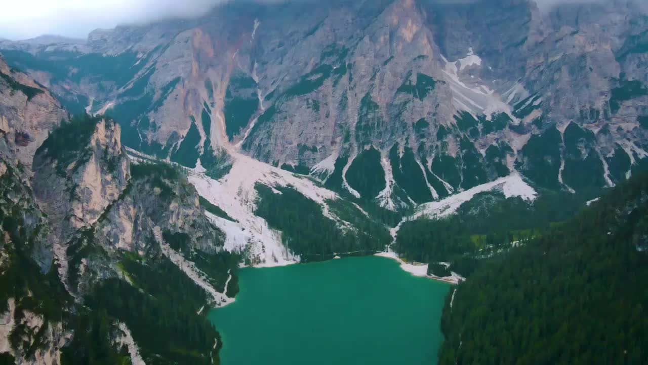 Prager Wildsee，壮观的浪漫的地方与典型的木船在高山湖，Lago di Braies, Braies湖，Dolomites，南蒂罗尔，意大利，欧洲视频素材