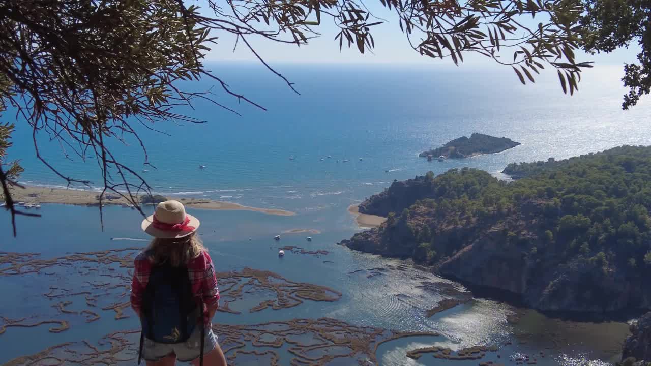 徒步旅行的女人眺望着大海。视频素材