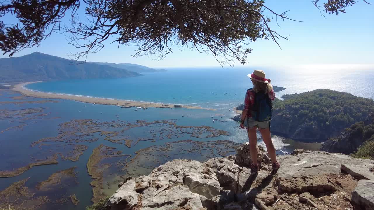 徒步旅行的女人眺望着大海。视频素材