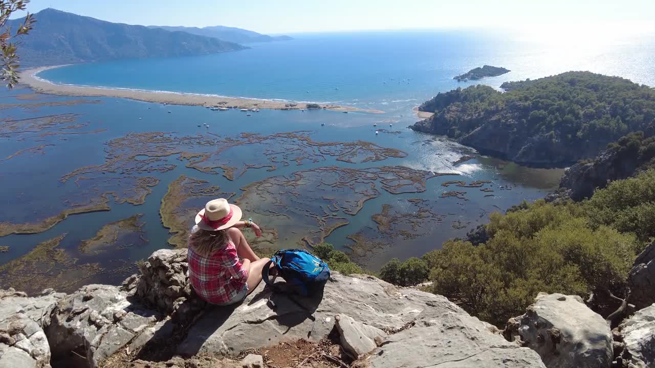 徒步旅行的女人眺望着大海。视频素材