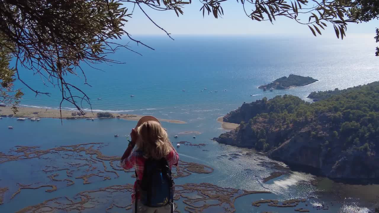 徒步旅行的女人望着大海。视频素材