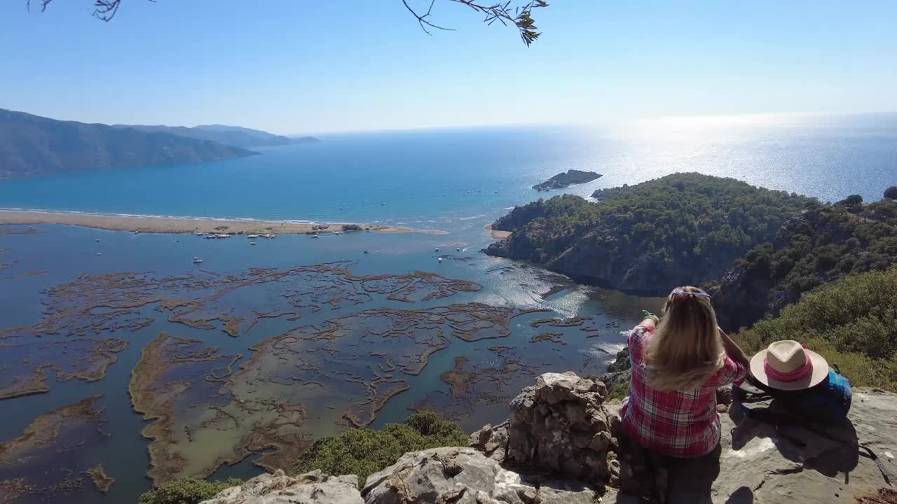 徒步旅行的女人望着大海。视频素材