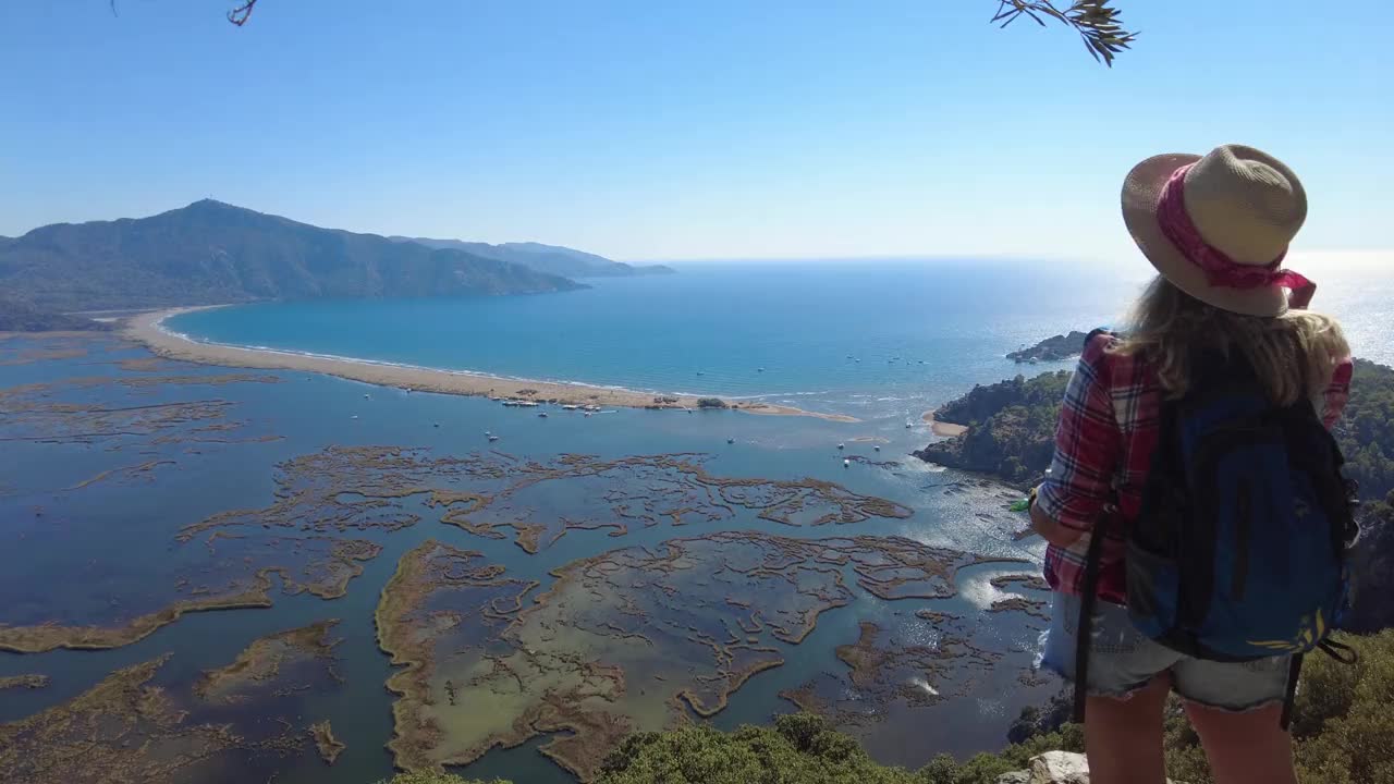 徒步旅行的女人望着大海。视频素材