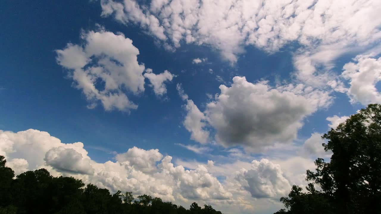 晴朗的天气积云在深蓝色的卡罗莱纳的天空中，时光流逝视频素材