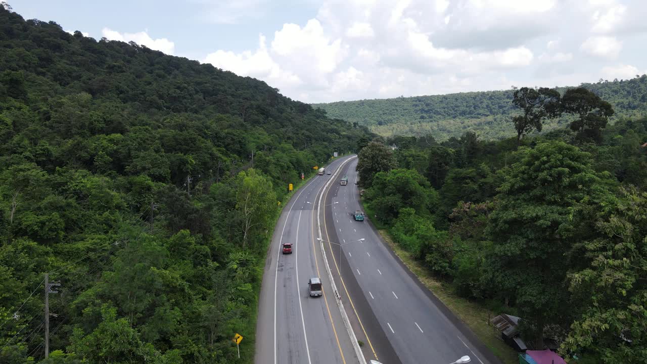 森林道路的鸟瞰图视频素材