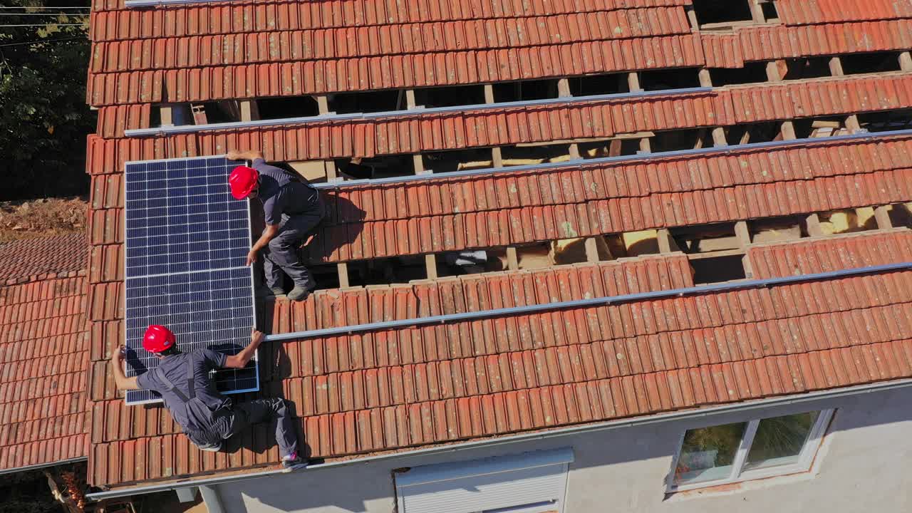 太阳能电池板的安装程序视频素材