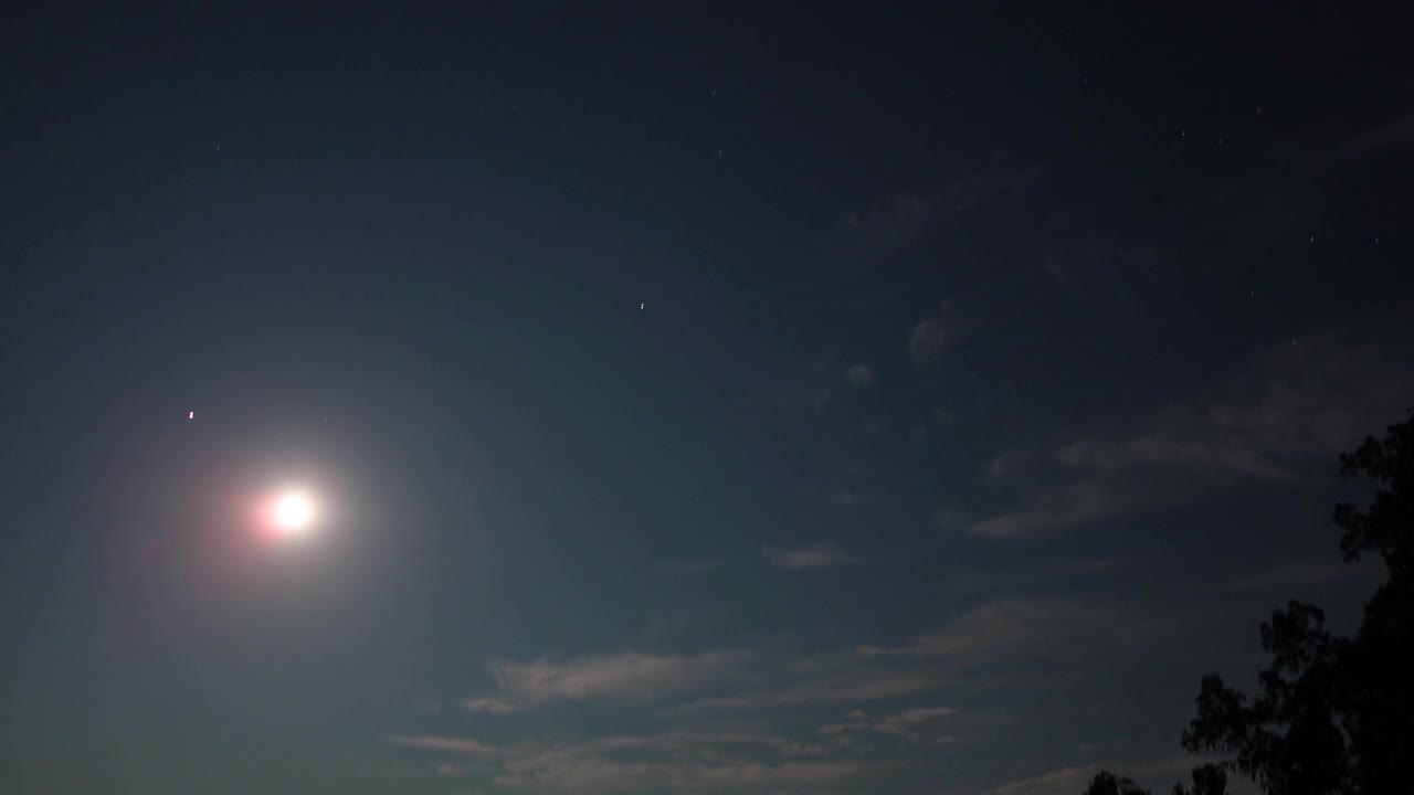 夜空中有满月，木星和土星，云层，时间流逝视频素材