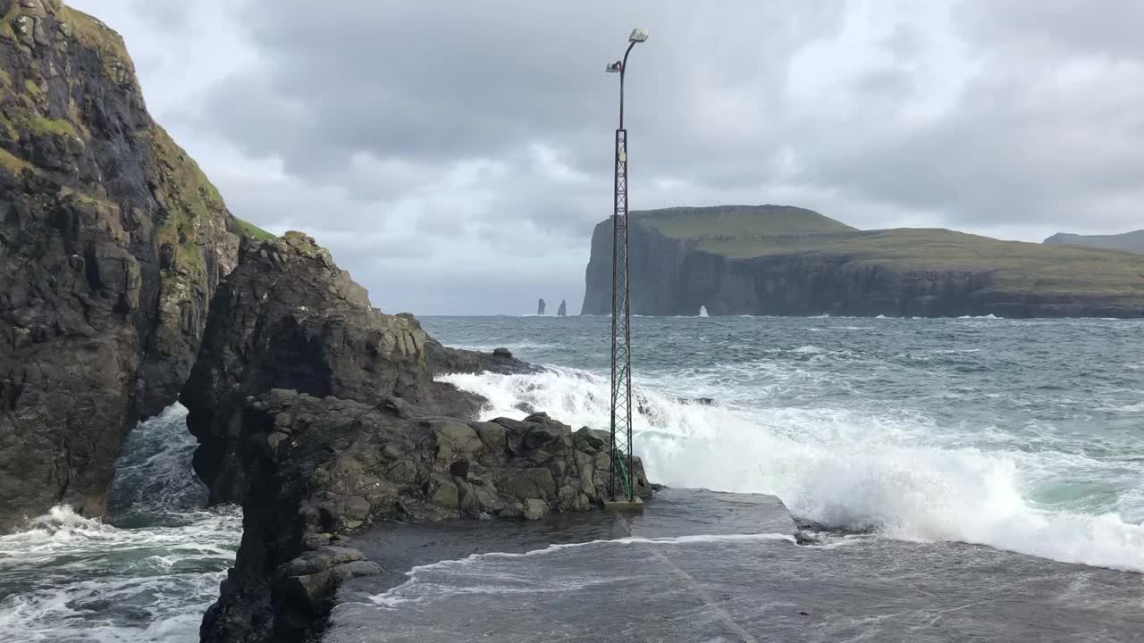 Tjørnuvík海岸的海浪视频视频素材