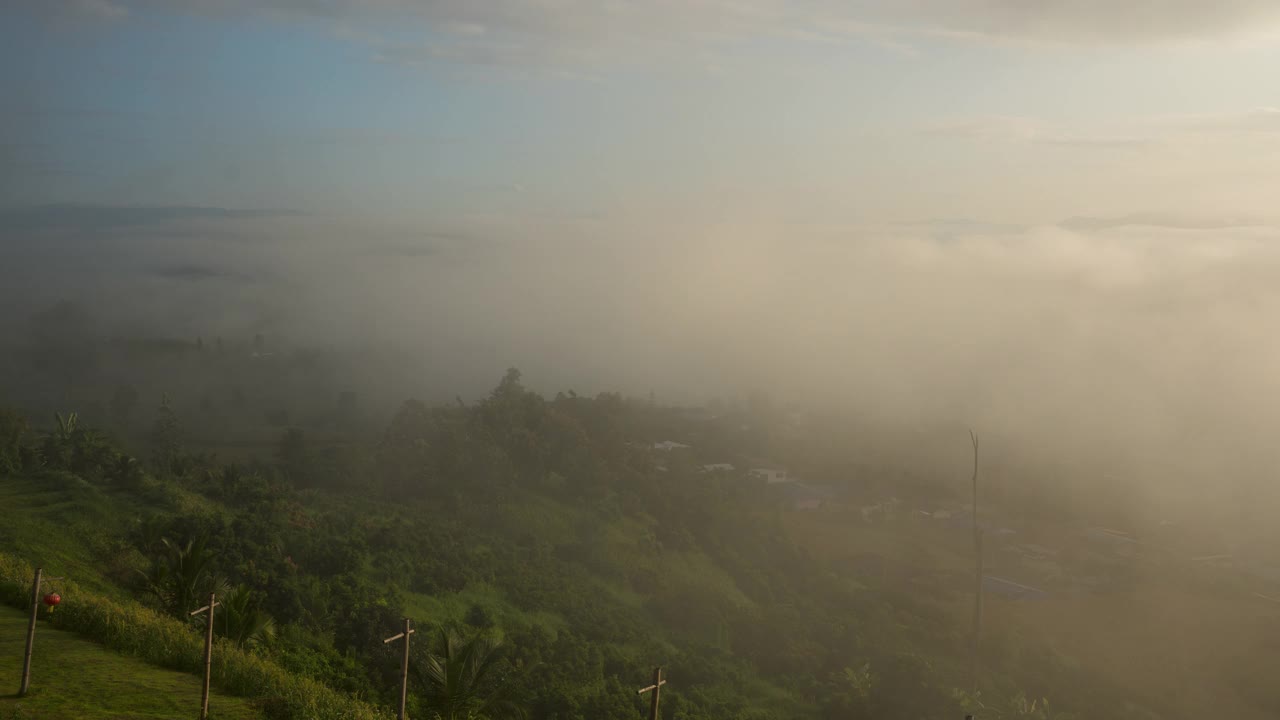 泰国北部雨林山上的时间流逝的雾视频素材