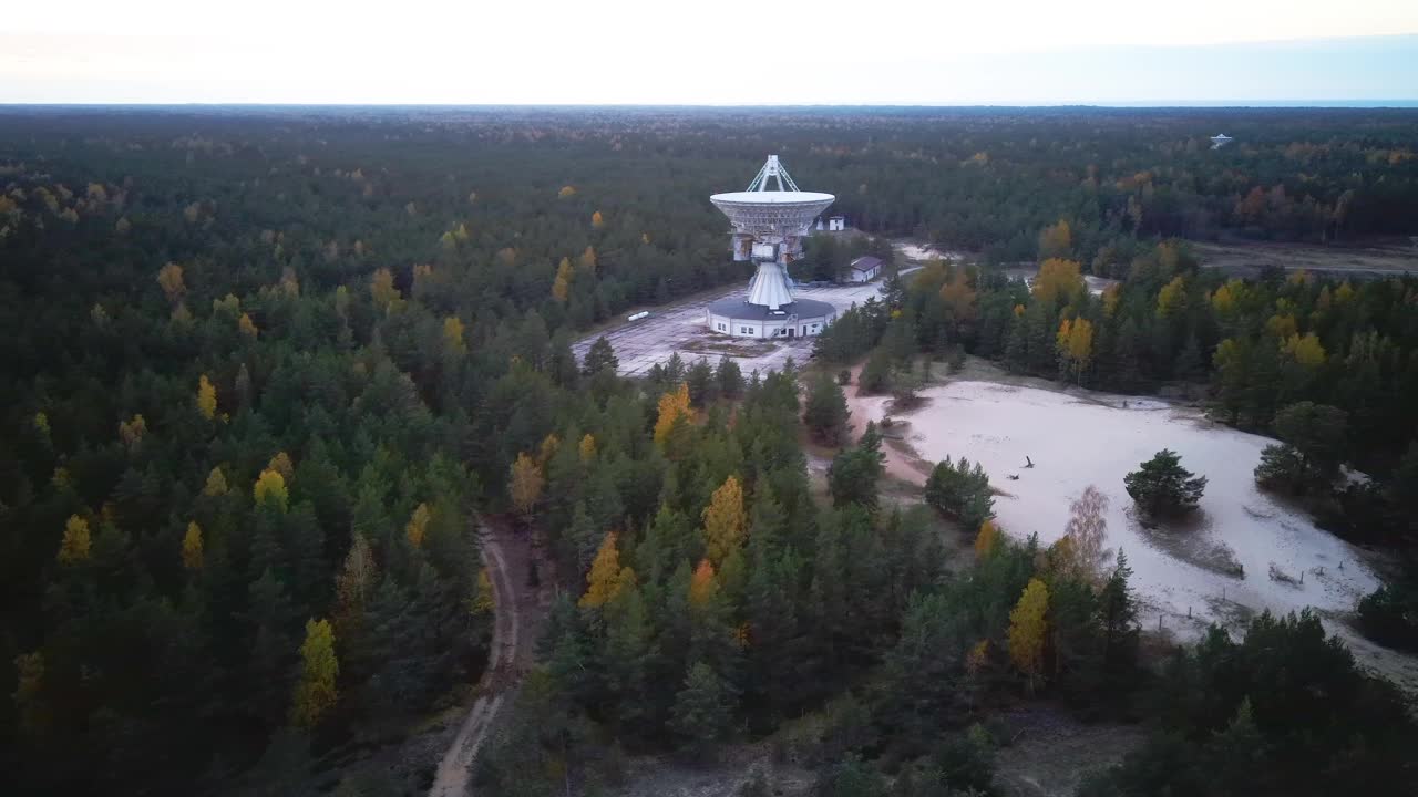 拉脱维亚Irbene废弃军事城镇附近的超级机密苏联射电望远镜鸟瞰图。陆军空间侦察目标视频素材