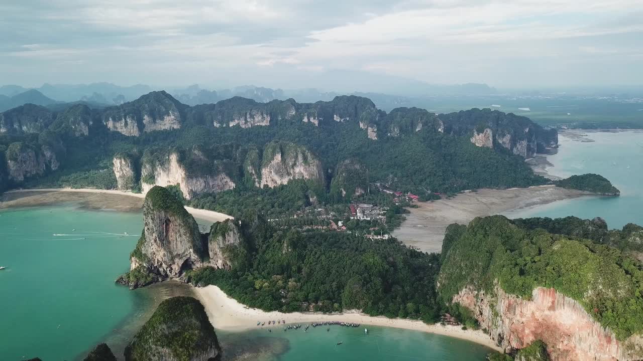 热带岩礁岛的空中海滩，莱雷视频素材