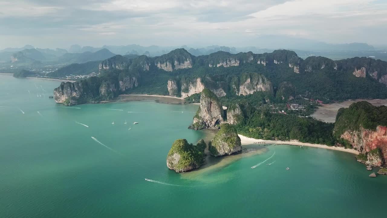 热带岩礁岛的空中海滩，莱雷视频素材