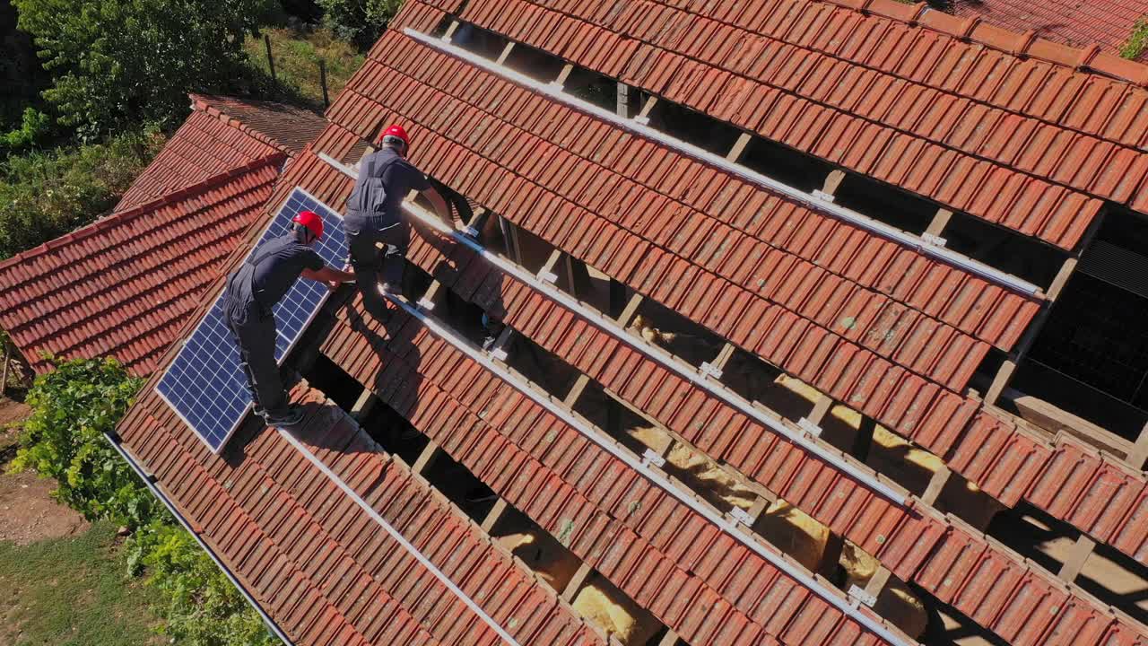 男性太阳能电池板安装工视频素材