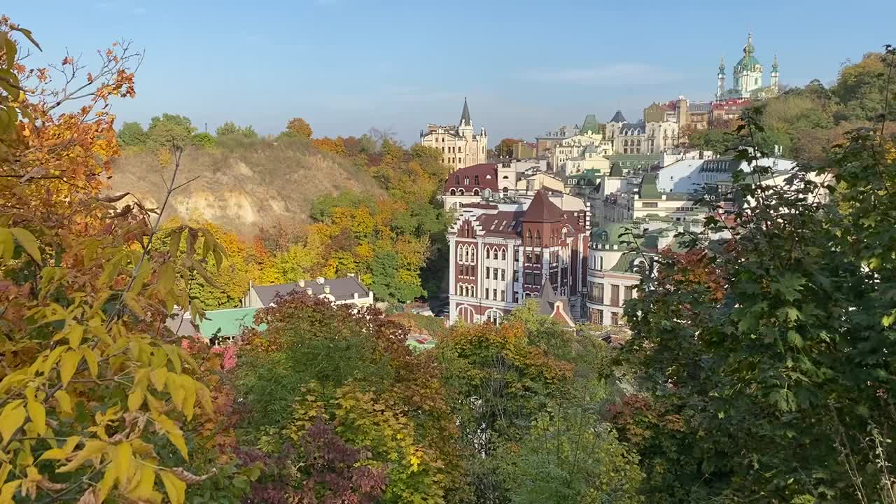 乌克兰基辅老城秋日的城市景观。绿色山丘上的老东正教圣安德鲁教堂。美丽的基辅老城田园般的秋景。乌克兰首都的美景。美丽的城市公园。视频素材