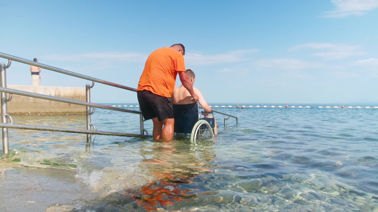 坐在轮椅上的男子离开海水视频素材