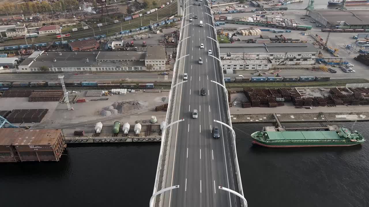 高架桥上的多车道道路鸟瞰图。汽车高速行驶。高速公路的一种方式。桥下的住宅楼。视频素材